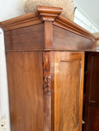 grote oude kast met 2 deuren en 2 laadjes