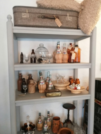 houten rek met onderin een kastje met 2 deurtjes