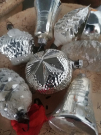 zilverkleurige kerstballen