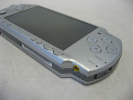PSP Slim 2004 'Ice Silver' incl. 8GB Memory Stick (Boxed)