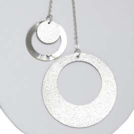 elegante en trendy lange ketting met ronde hangers