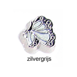 vlinder parelmoer zilvergrijs, charm voor in het medaillon