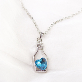 Blauw hart in flesje met ketting