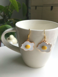 Gebakken ei oorbellen (fried egg)