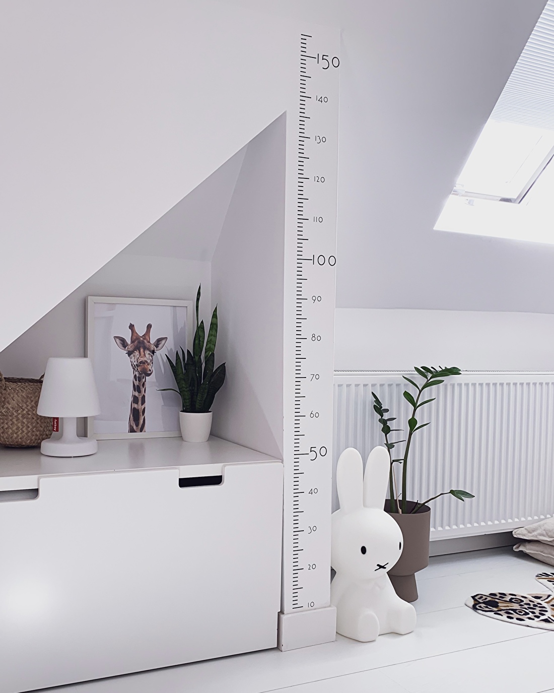 De groeimeter sticker van Moonwalk Teddybear bij Liam in de kinderkamer op de muur