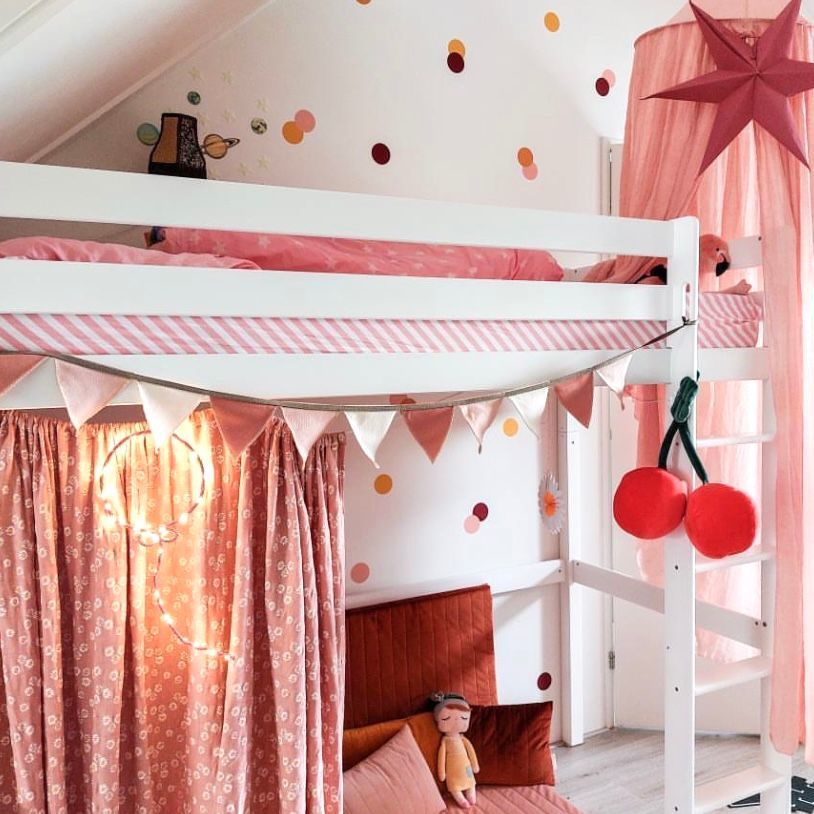 Confetti dots van Moonwalk Teddybear in kleurrijke kinderkamer