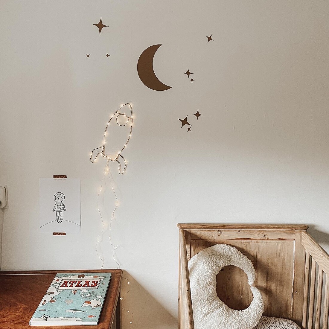 Blog met inspiratie voor  het thema maan en sterren in de babykamer of kinderkamer