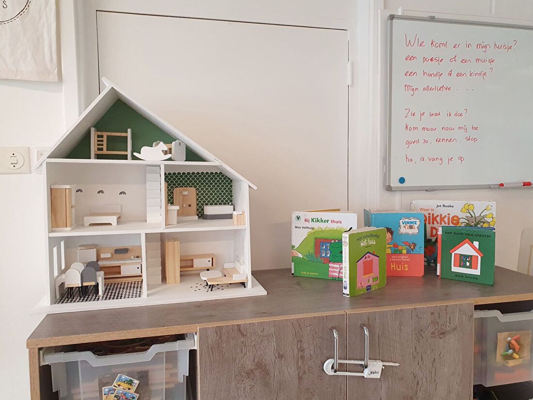 Een prachtig ingericht poppenhuis in de klas voor het thema wonen