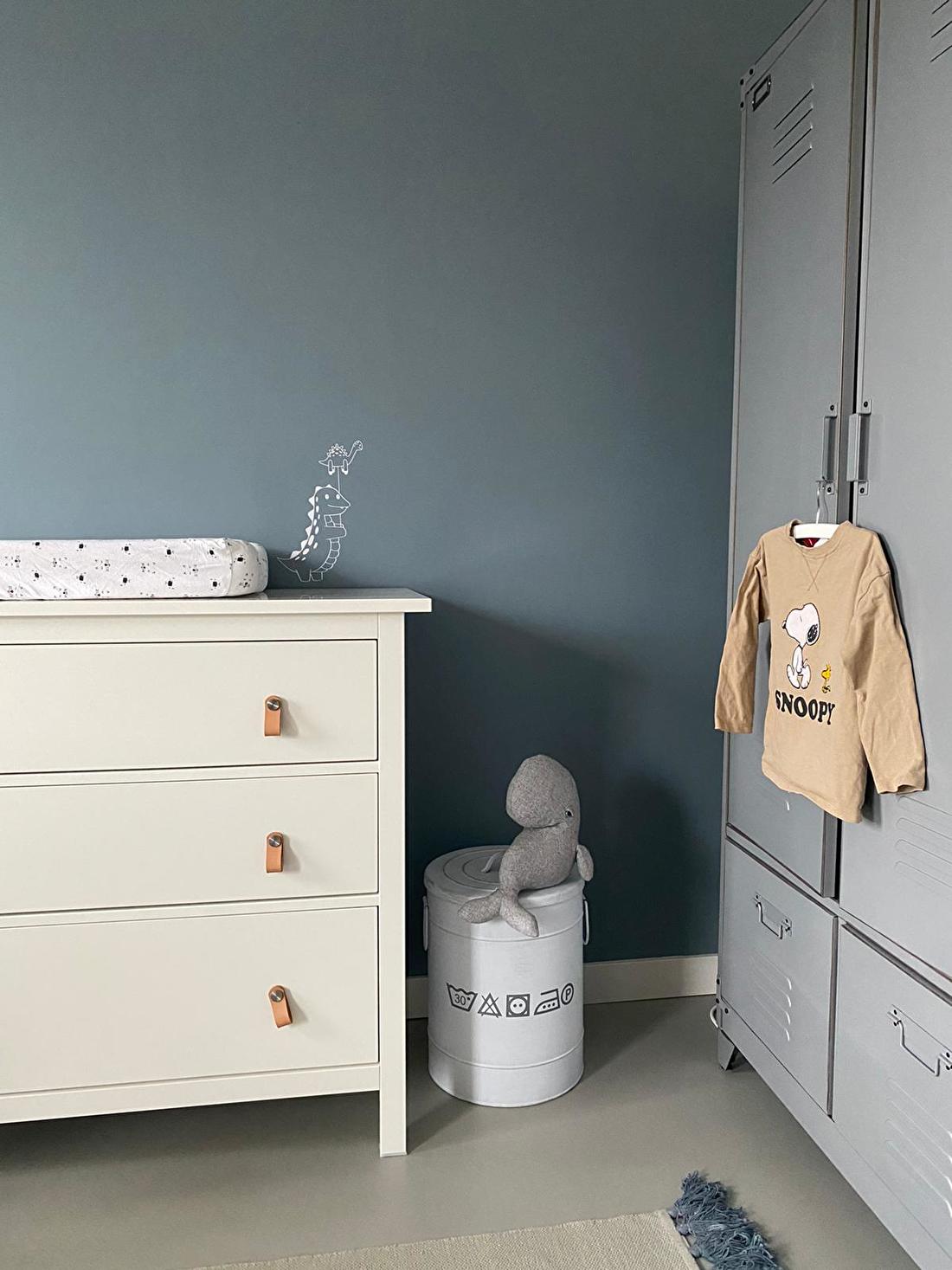 Dino muursticker boven de commode in de babykamer