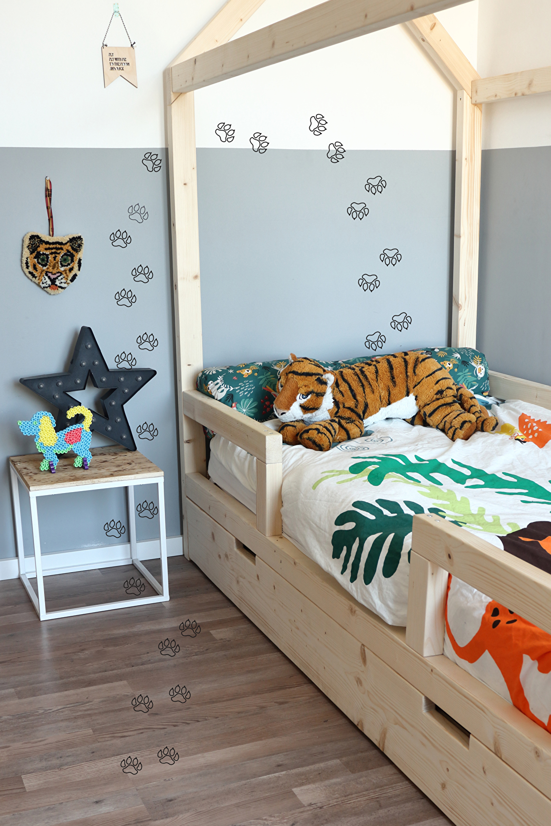 Laat de tijger door de kinderkamer sluipen met deze tiger paws stickers