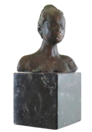 Bronzen beeld op marmer vrouwenhoofd