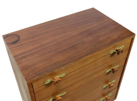 Ladenkast met goudkleurig accenten "Merenwijk"