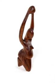 Houten sculptuur van een zwangere vrouw
