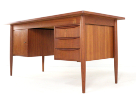 Gunnar Nielsen voor Tibergaard bureau 'Hesselballe'