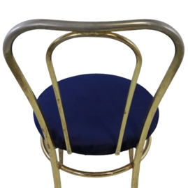 Messing stoel met koningsblauwe velvet bekleding (meerdere aanwezig)