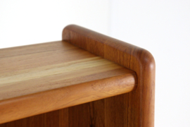 Compacte open teak kastje