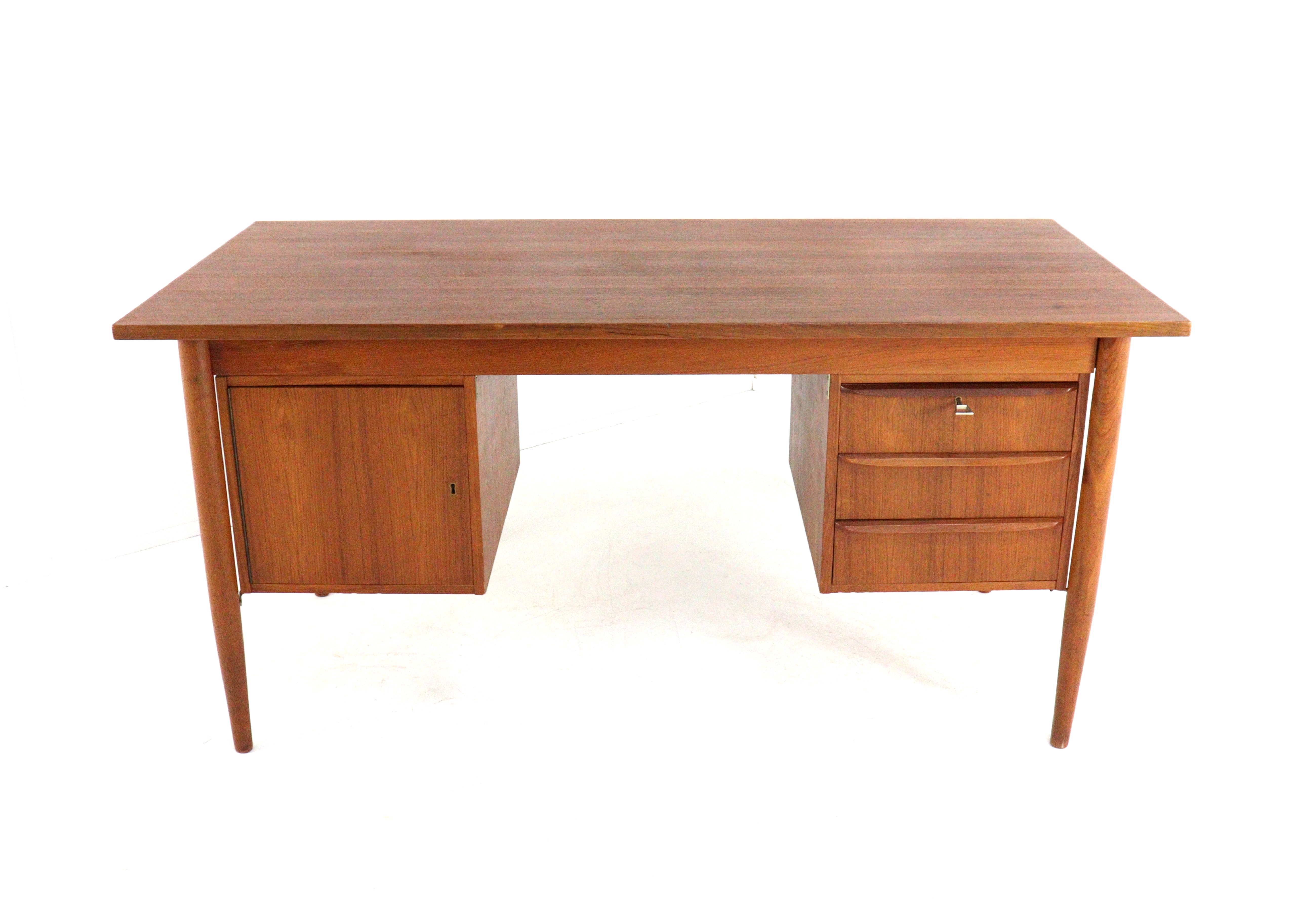 Gunnar Nielsen voor Tibergaard bureau 'Hesselballe'