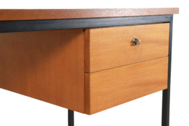 Bureau met metalen onderstel 'Falkenberg'