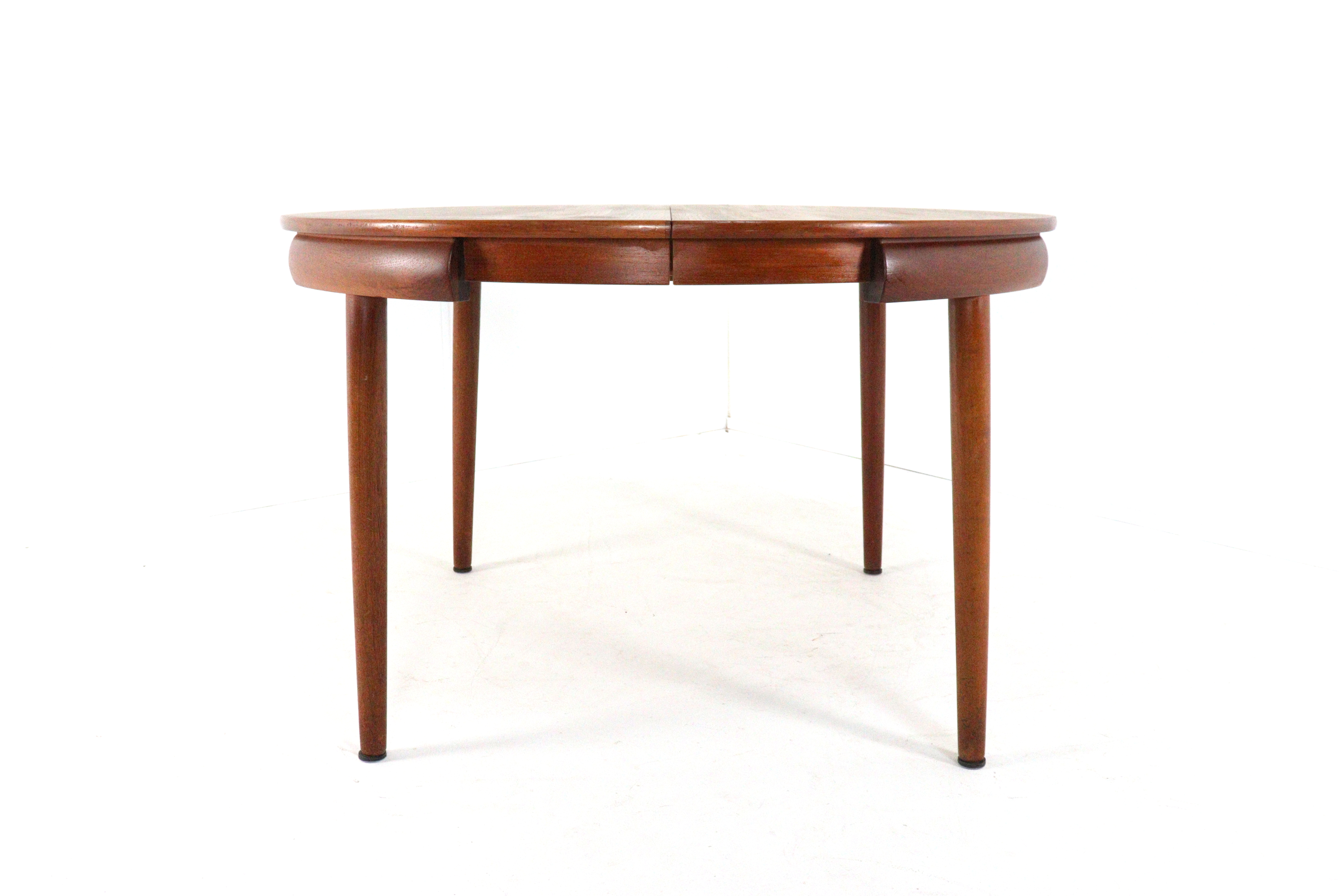 Hans Olsen voor Frem Røjle roundette eettafel + stoelen