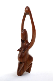 Houten sculptuur van een zwangere vrouw