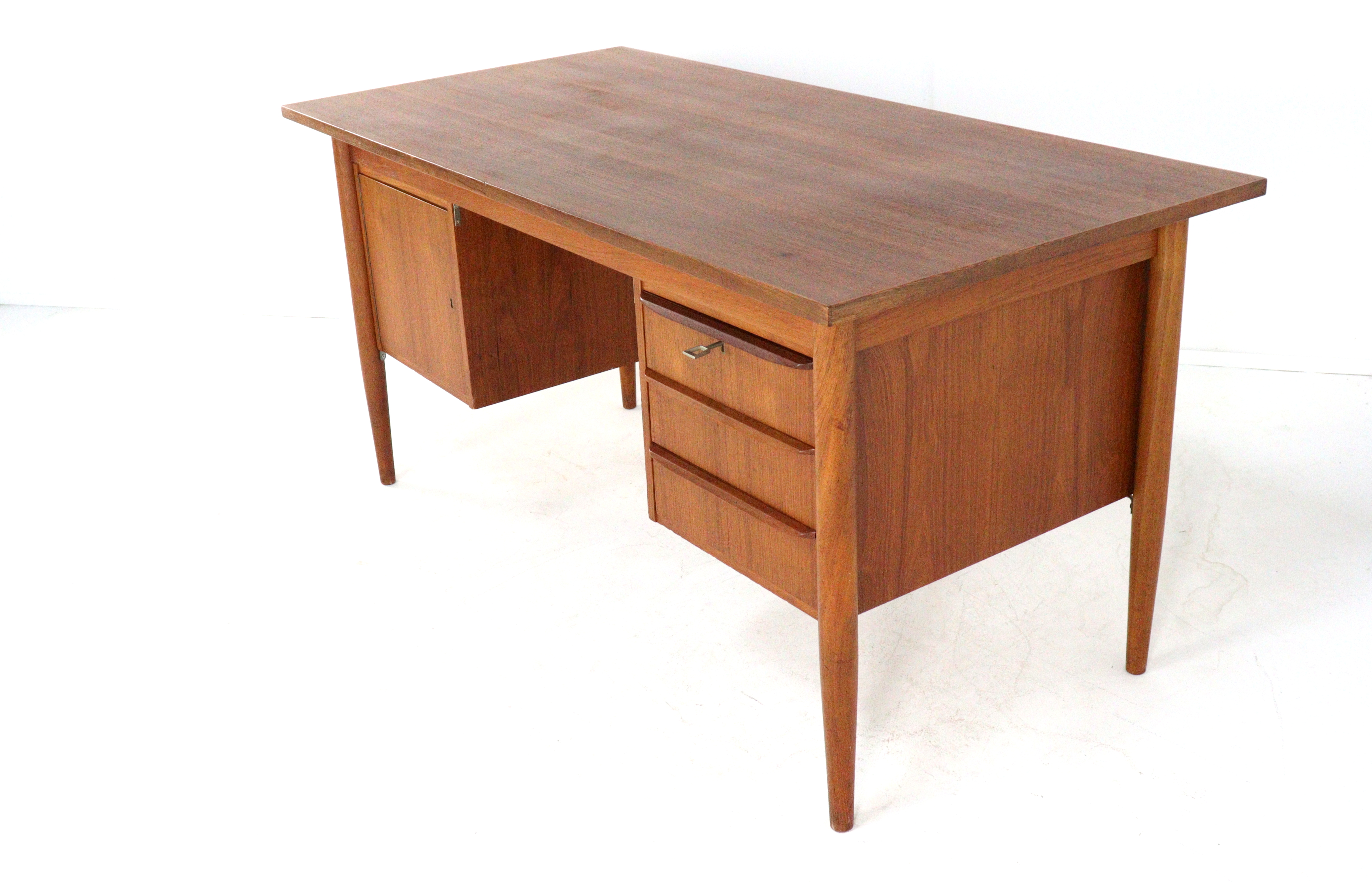 Gunnar Nielsen voor Tibergaard bureau 'Hesselballe'