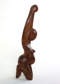 Houten sculptuur van een zwangere vrouw