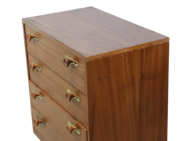 Ladenkast met goudkleurig accenten "Merenwijk"