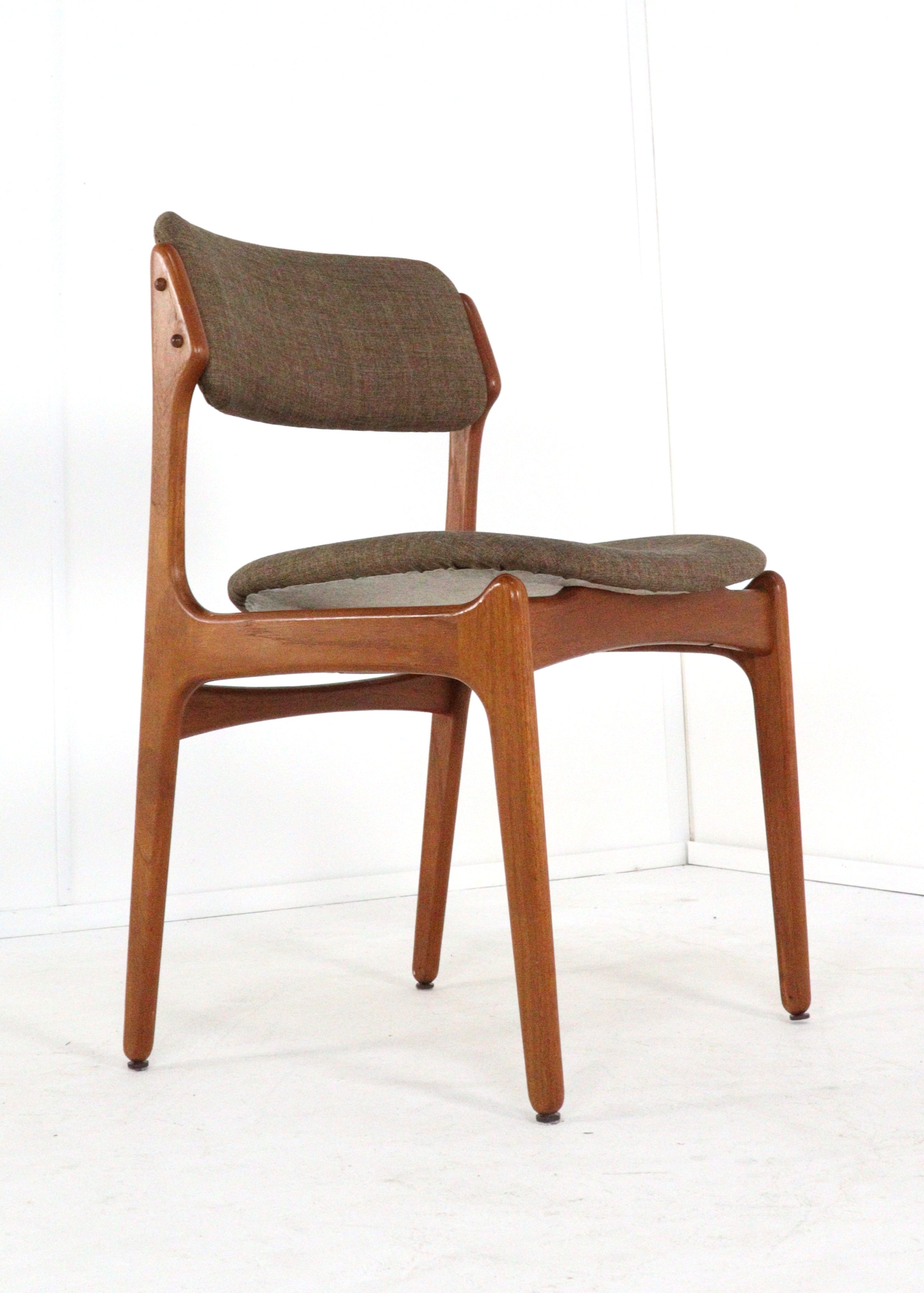 Set van 6 Erik Buch eetkamerstoelen 'Kongvund'