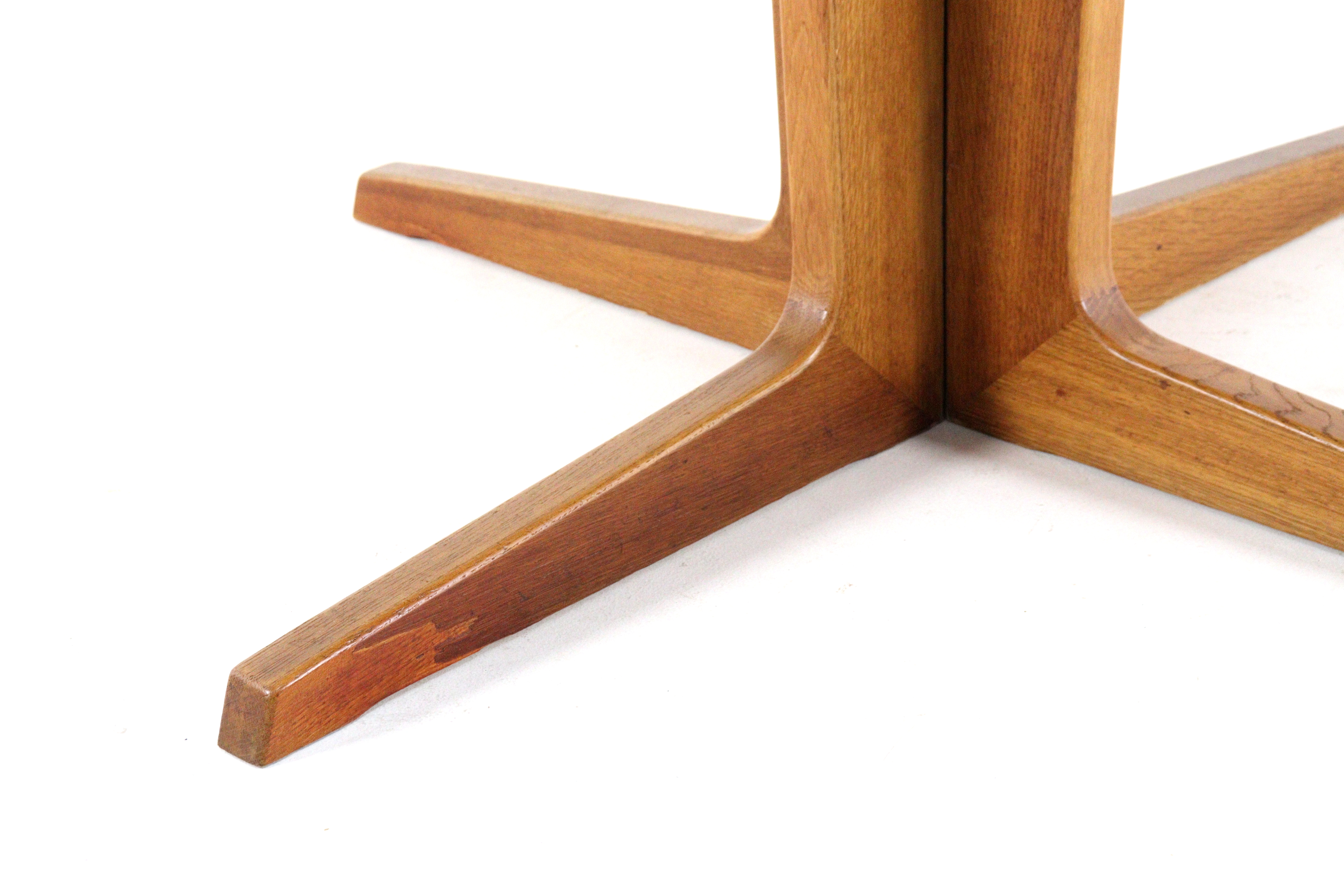 Bernhard Pedersen and Son eiken ronde 2x verlengbare eettafel 'Bogvad'