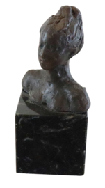 Bronzen beeld op marmer vrouwenhoofd