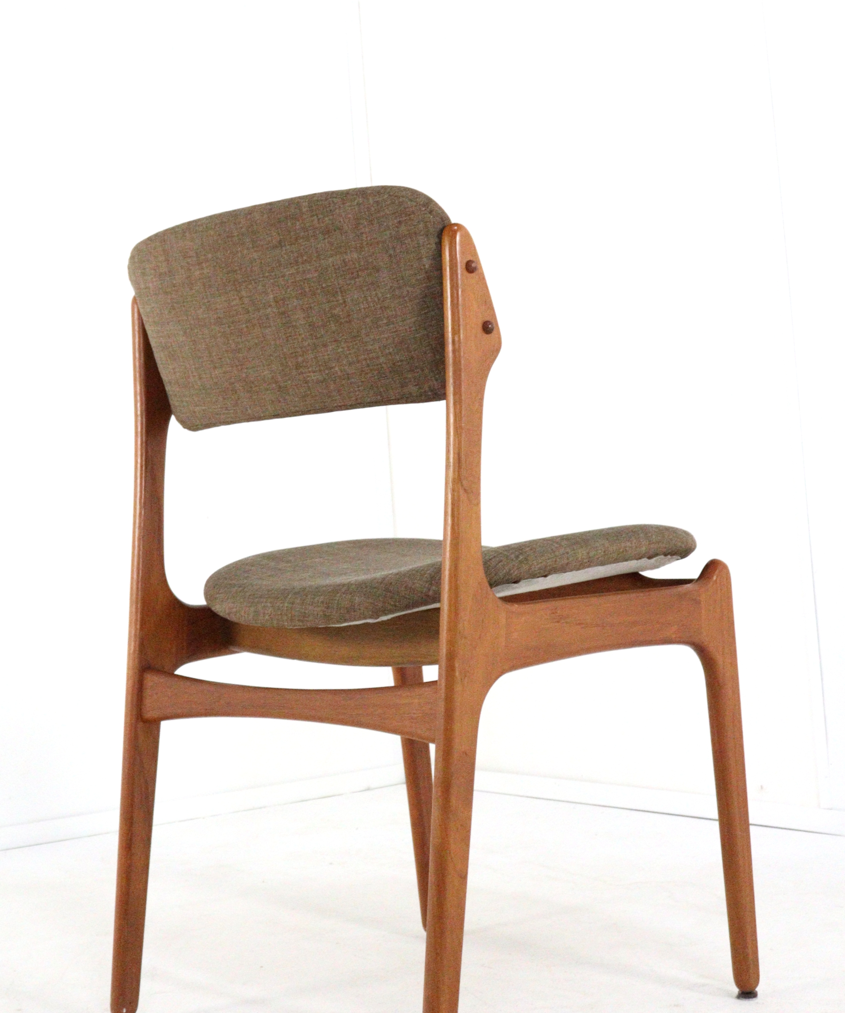 Set van 6 Erik Buch eetkamerstoelen 'Kongvund'