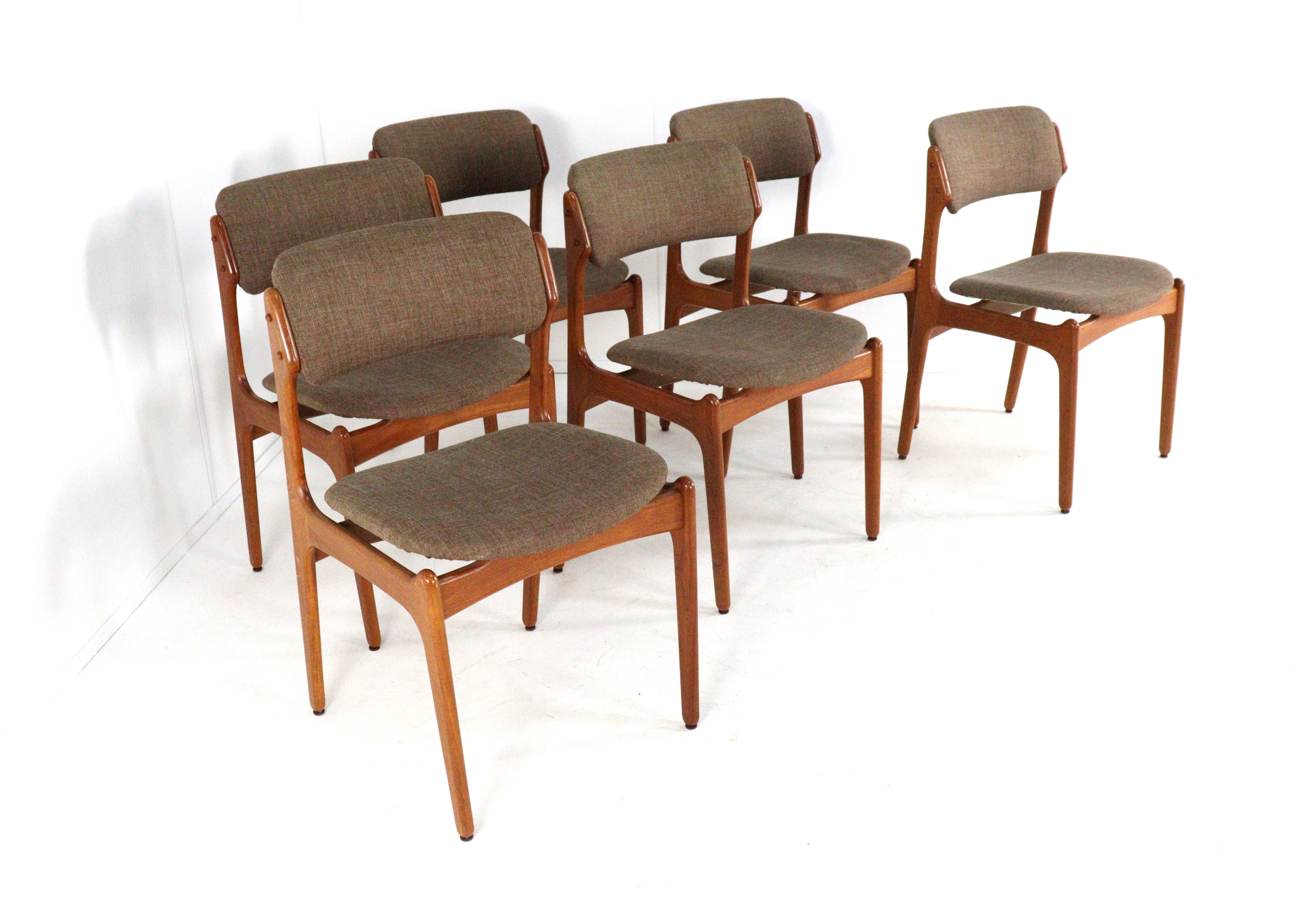 Set van 6 Erik Buch eetkamerstoelen 'Kongvund'