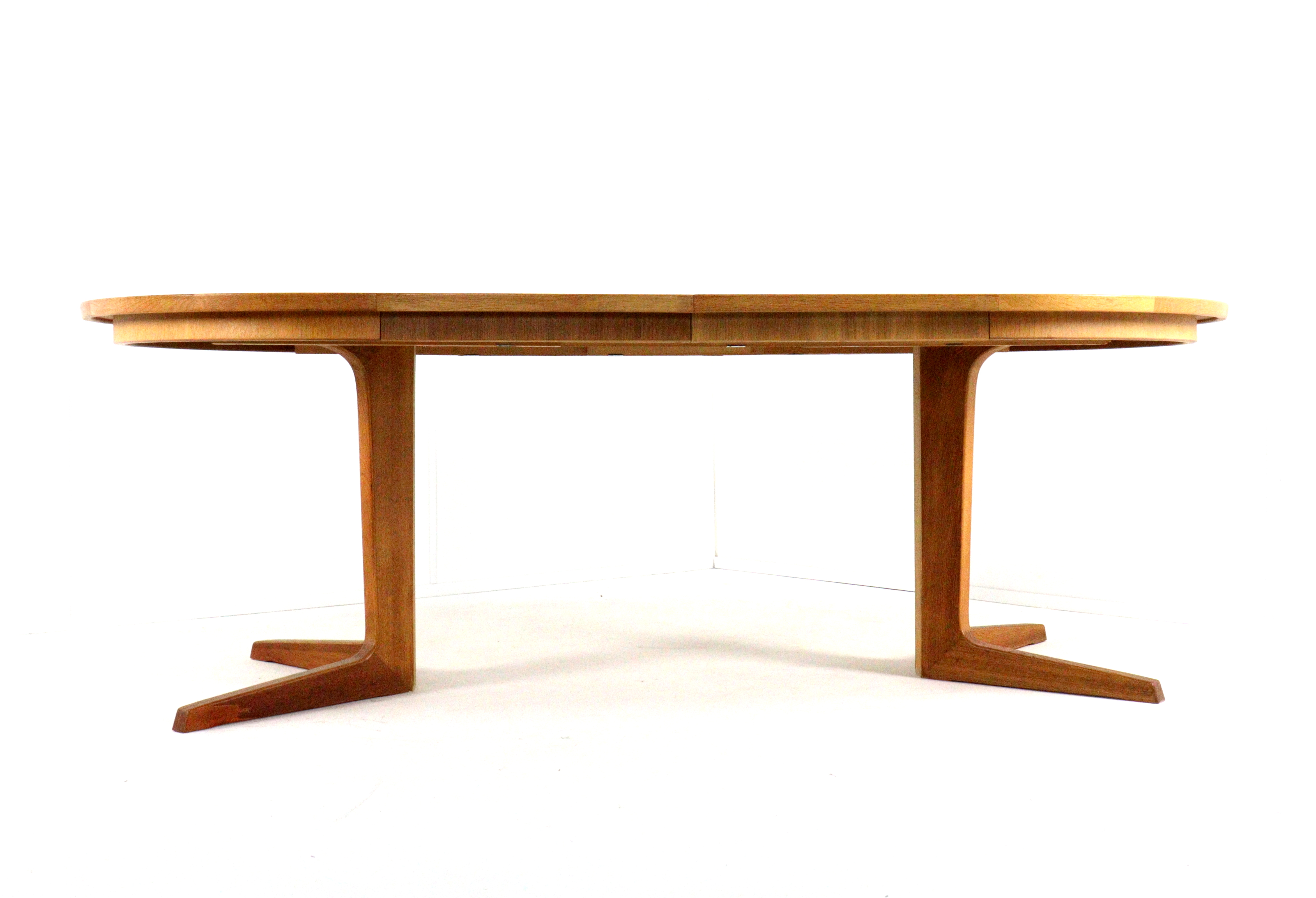 Bernhard Pedersen and Son eiken ronde 2x verlengbare eettafel 'Bogvad'