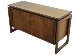 Dyrlund dressoir Rosewood met tamboerdeurtjes 'Goldenstedt'