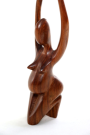 Houten sculptuur van een zwangere vrouw