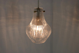 Glazen hanglamp met messing details