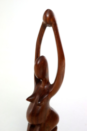 Houten sculptuur van een zwangere vrouw