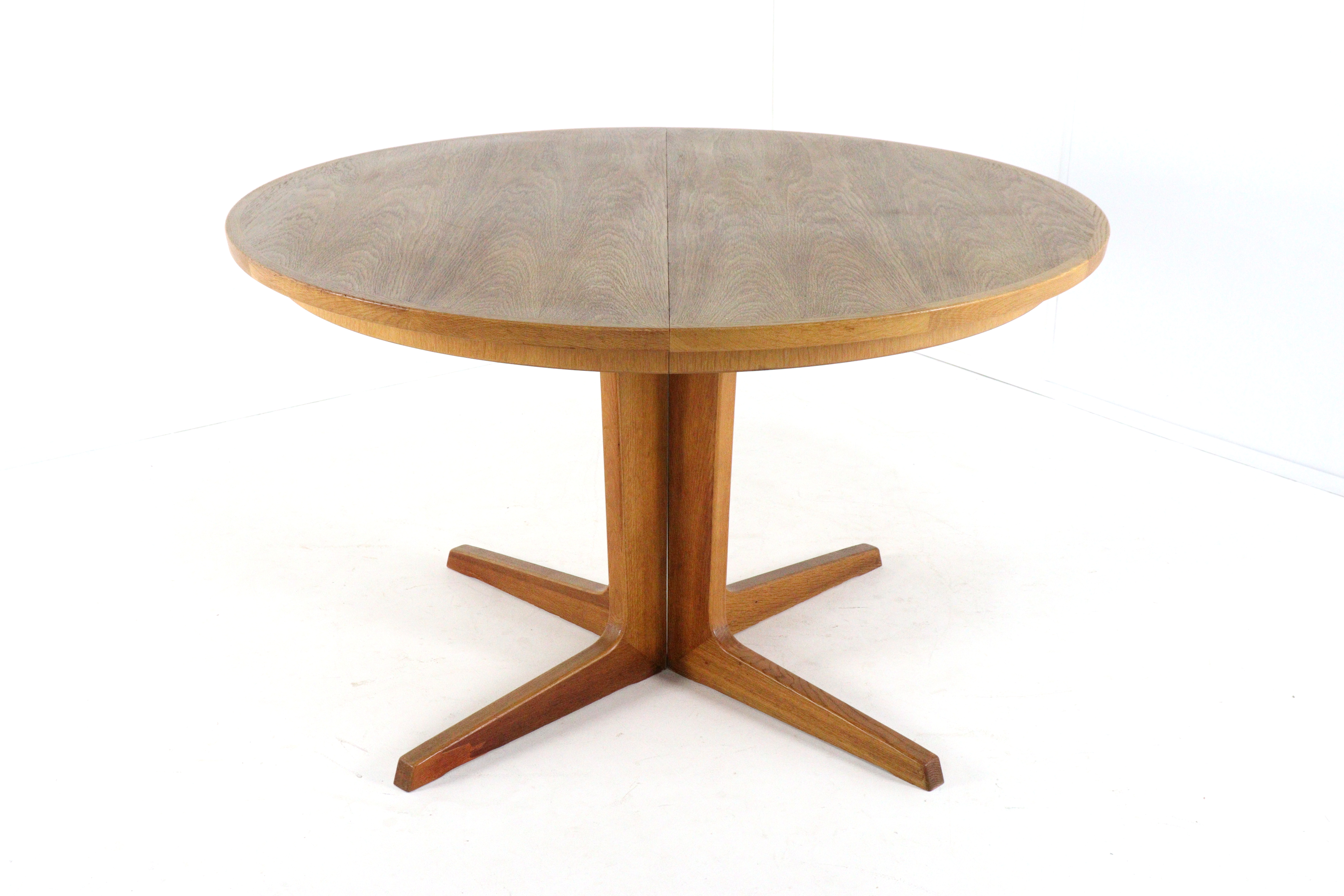 Bernhard Pedersen and Son eiken ronde 2x verlengbare eettafel 'Bogvad'