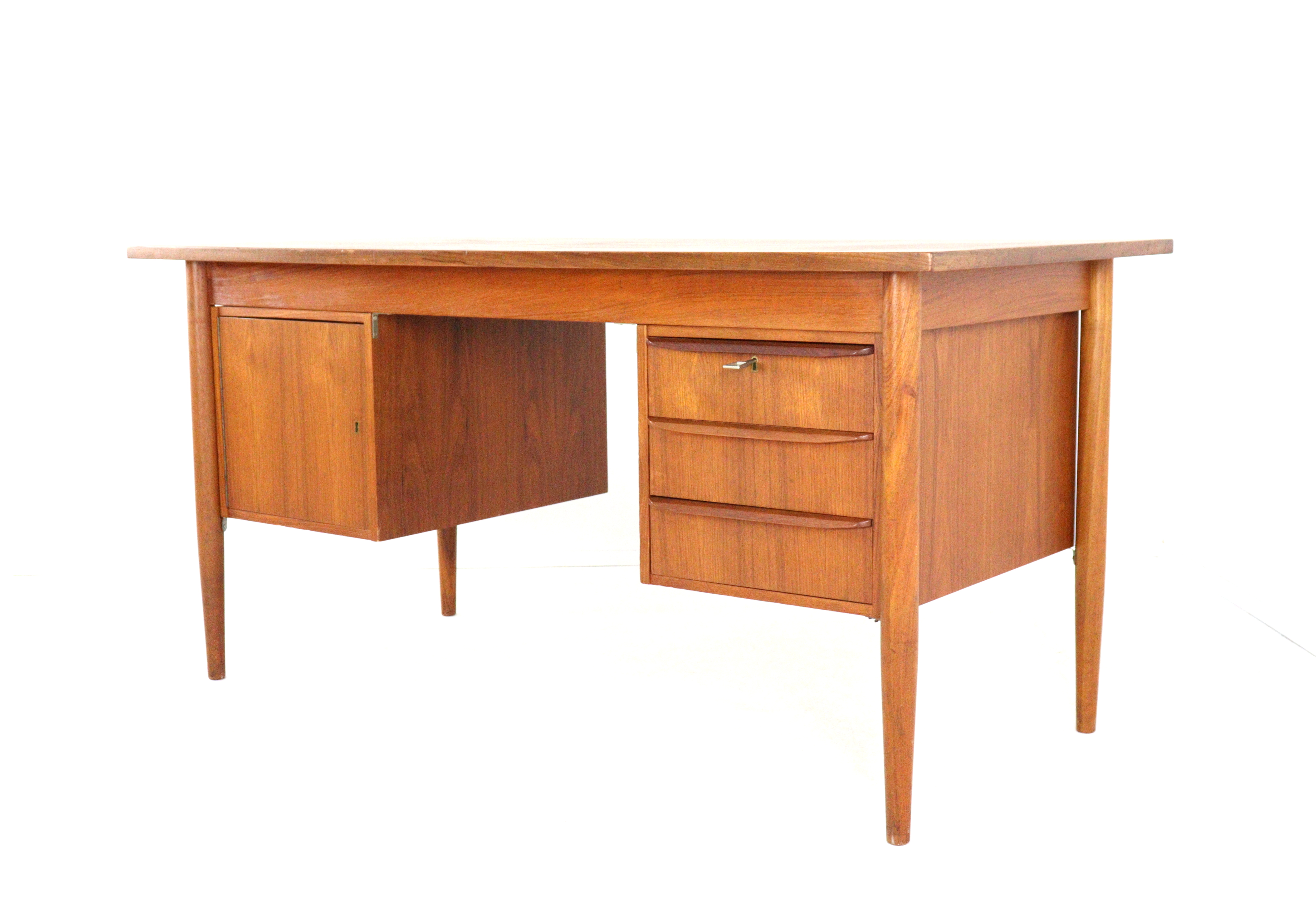 Gunnar Nielsen voor Tibergaard bureau 'Hesselballe'