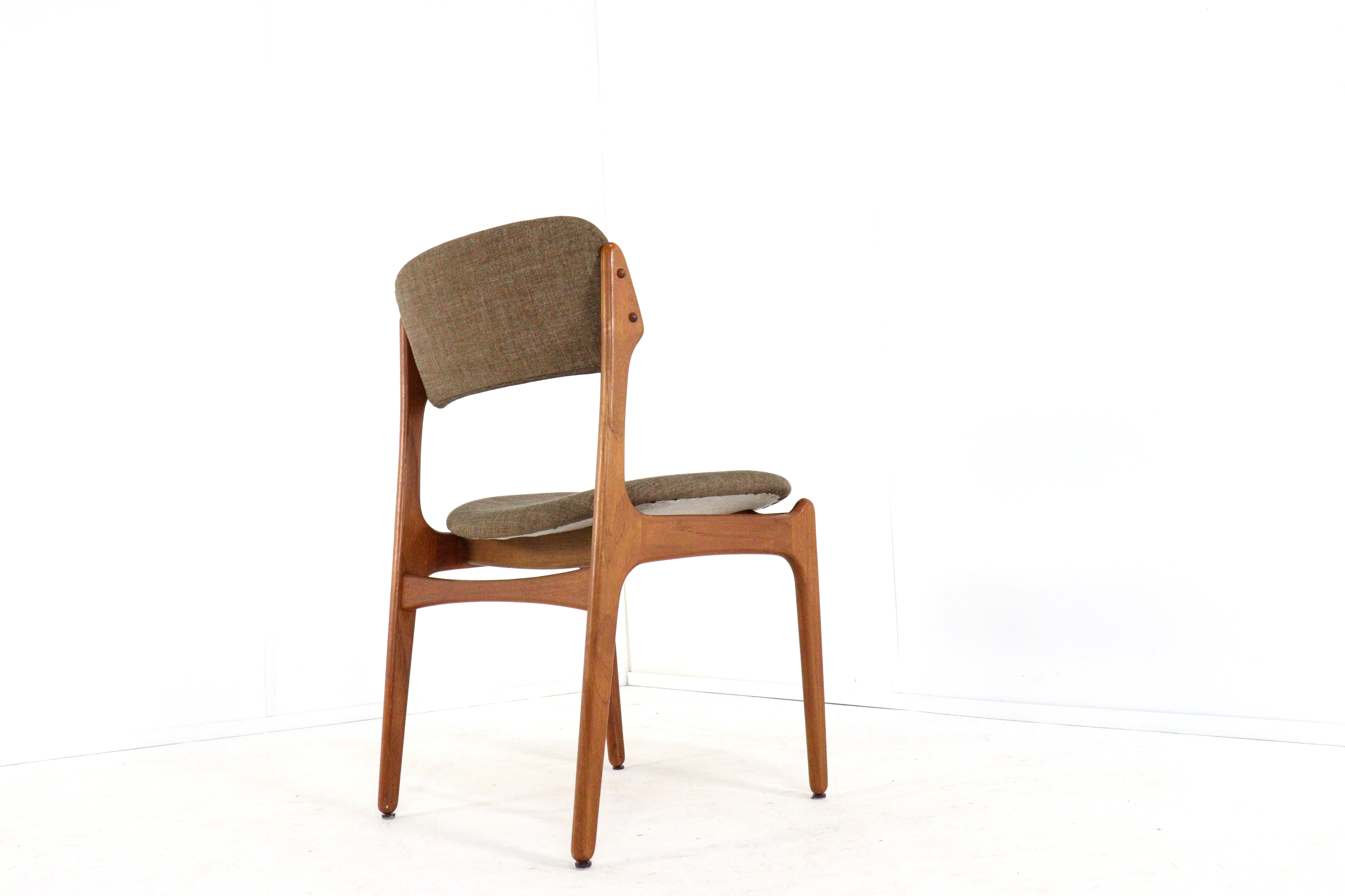 Set van 6 Erik Buch eetkamerstoelen 'Kongvund'