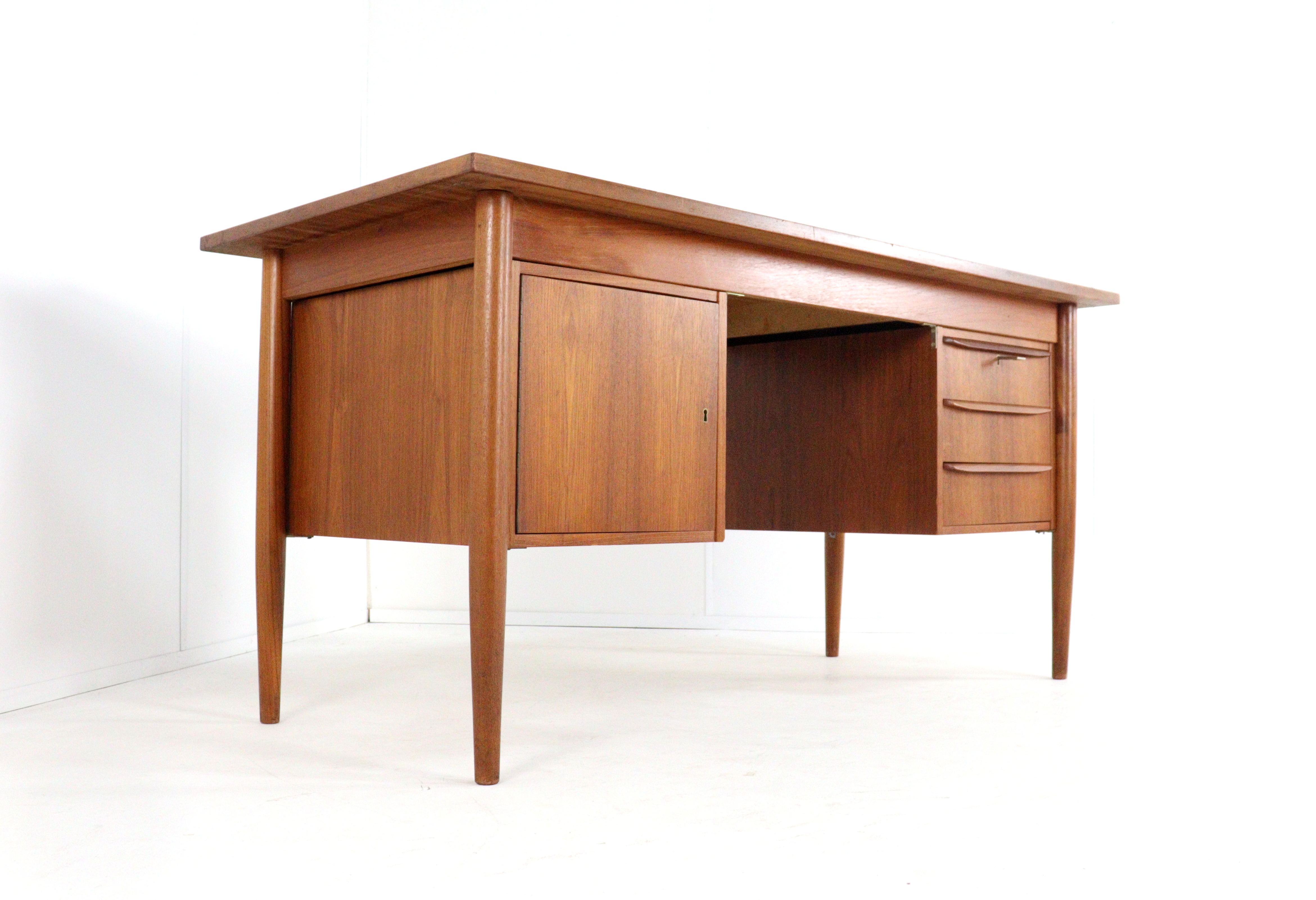 Gunnar Nielsen voor Tibergaard bureau 'Hesselballe'