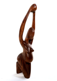 Houten sculptuur van een zwangere vrouw