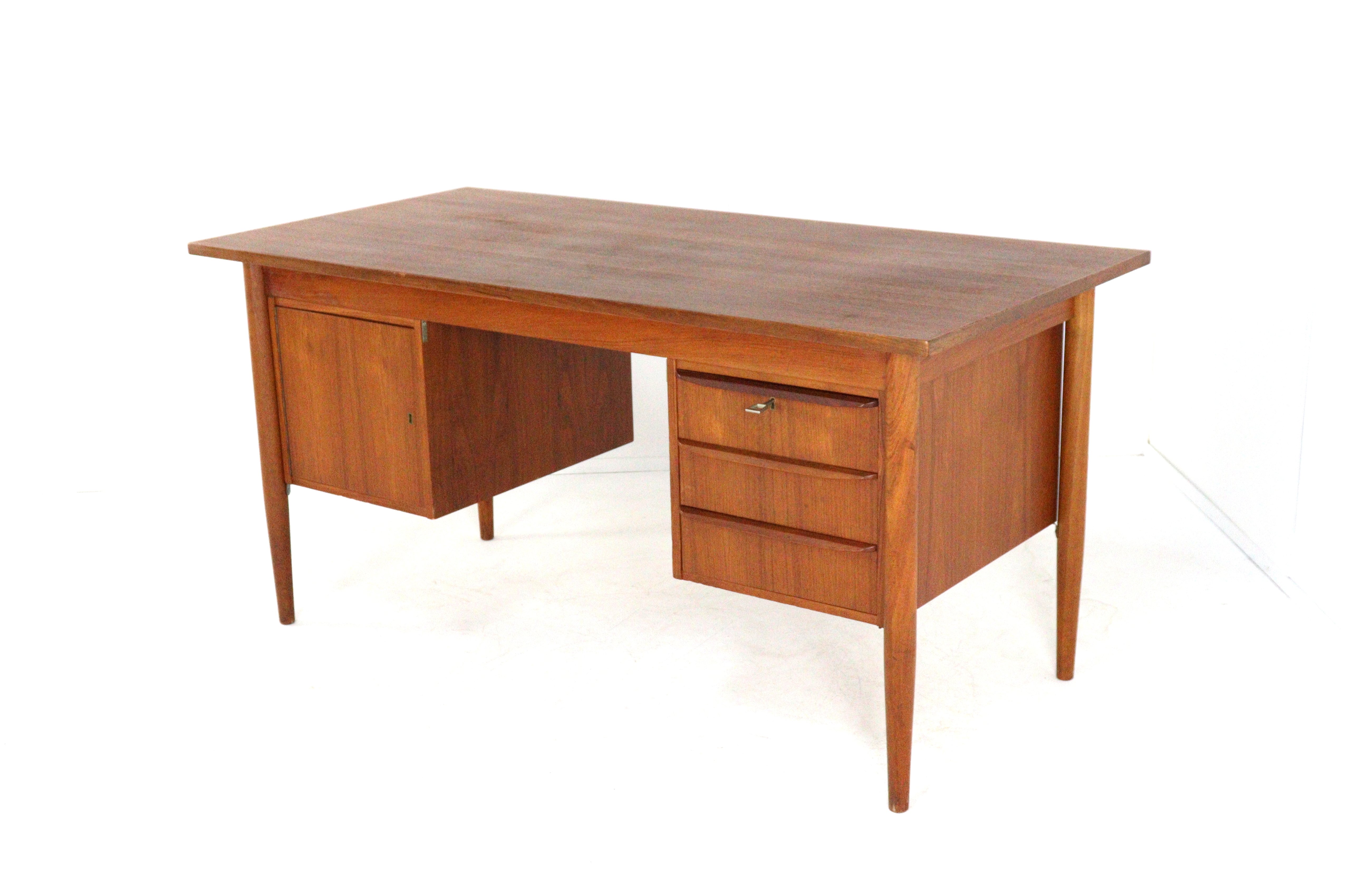 Gunnar Nielsen voor Tibergaard bureau 'Hesselballe'