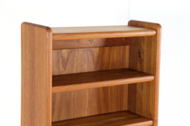 Compacte open teak kastje
