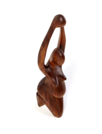 Houten sculptuur van een zwangere vrouw