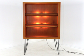 Dyrlund open vitrinekast met verlichting in teak