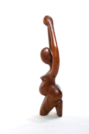 Houten sculptuur van een zwangere vrouw