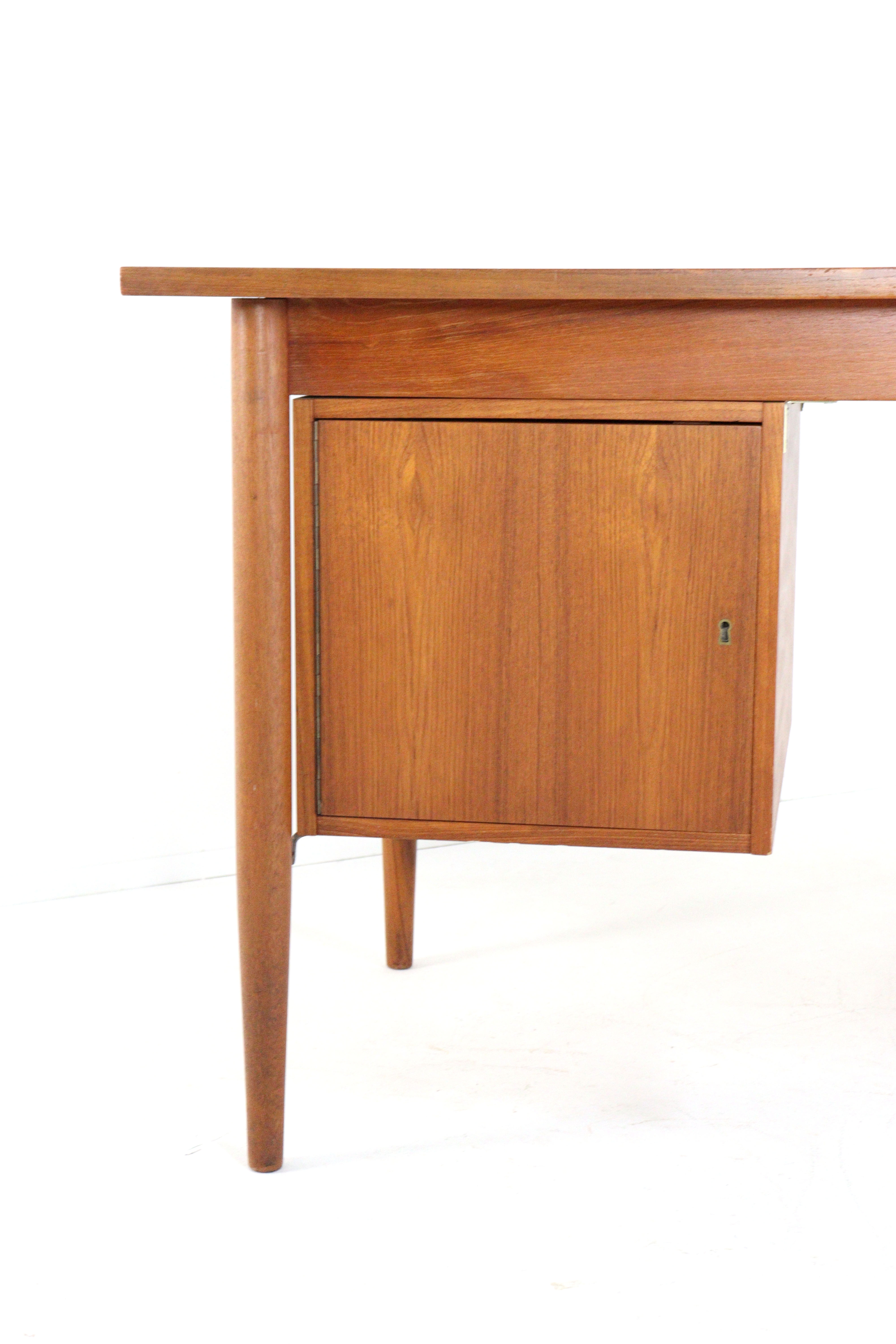 Gunnar Nielsen voor Tibergaard bureau 'Hesselballe'