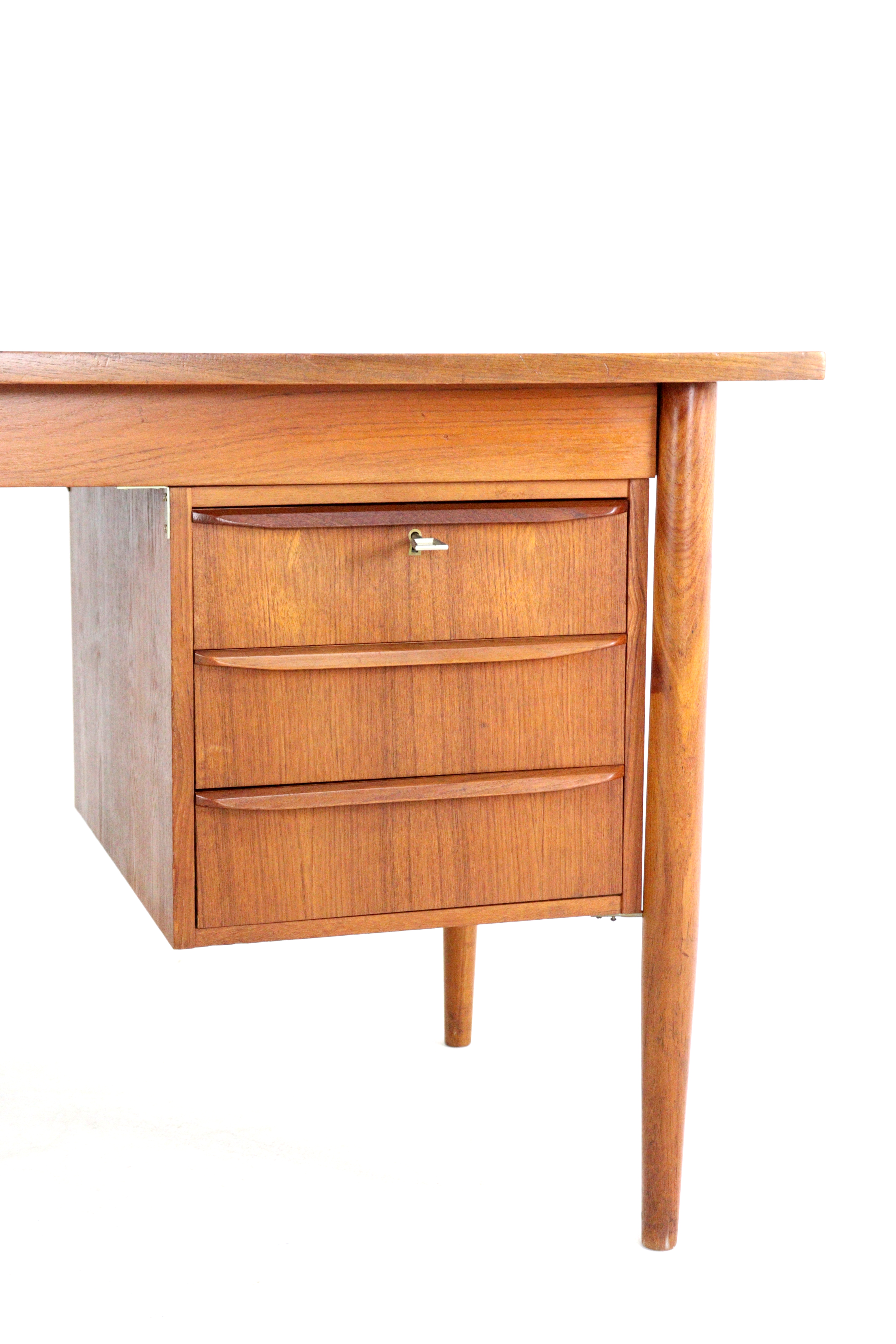 Gunnar Nielsen voor Tibergaard bureau 'Hesselballe'