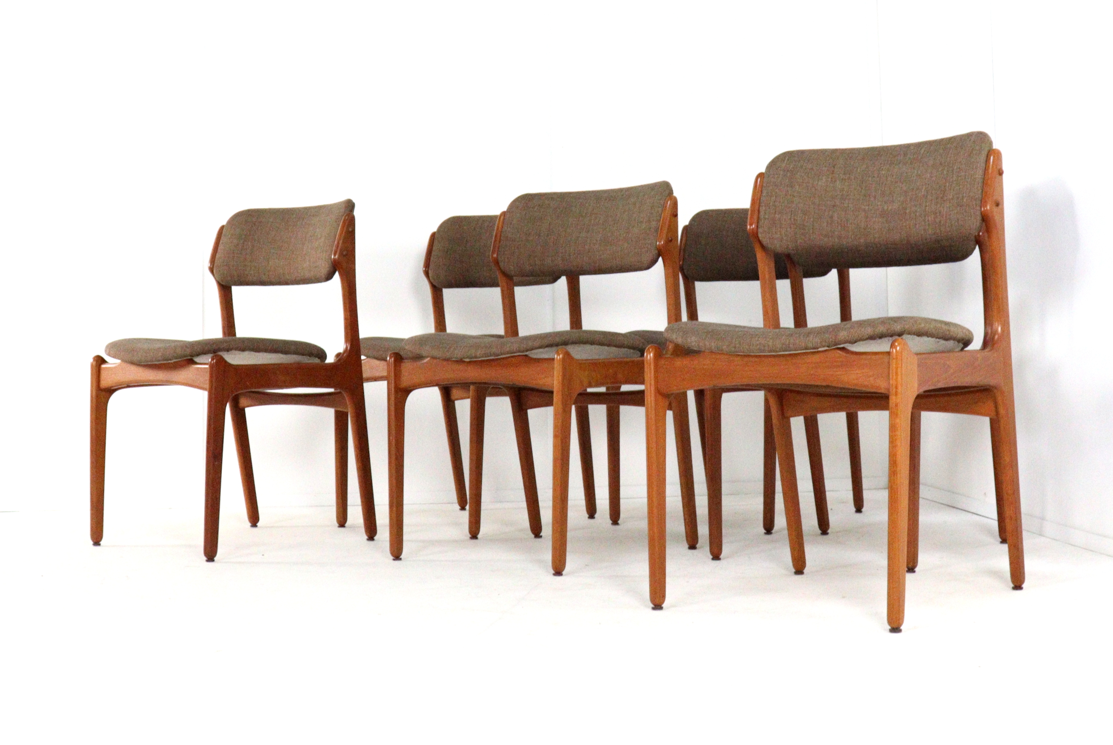 Set van 6 Erik Buch eetkamerstoelen 'Kongvund'